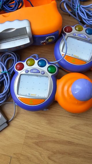 VTech V.Smile + 2 mandos + micro + 8 juegos