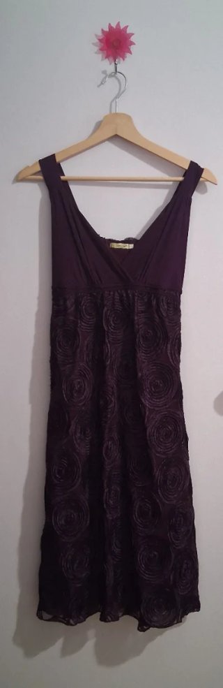 Vestido de fiesta morado con chal