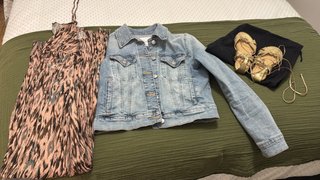 Vestido, Chaqueta Vaquera y Sandalias Doradas