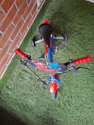 Bicicleta Spiderman 14" + casco. Como nueva