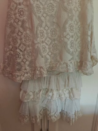 Vestido de encaje con volantes