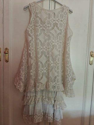 Vestido de encaje con volantes