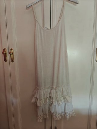 Vestido de encaje con volantes