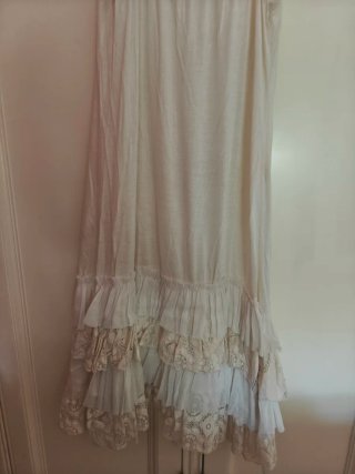 Vestido de encaje con volantes