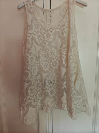 Vestido de encaje con volantes