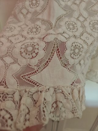 Vestido de encaje con volantes