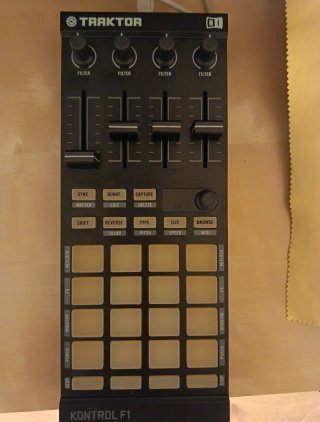 Native Instruments Traktor Kontrol F1