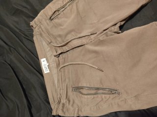 Pantaloni beige con zip