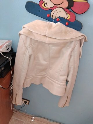 Chaqueta beige con pelitos