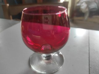 Copa de licor roja vintage de cristal