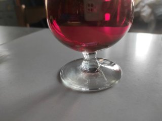 Copa de licor roja vintage de cristal