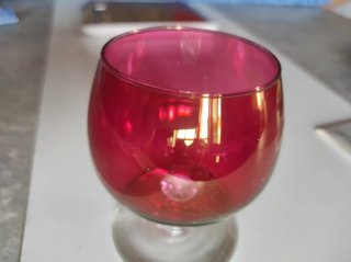 Copa de licor roja vintage de cristal
