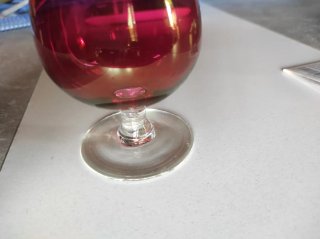 Copa de licor roja vintage de cristal