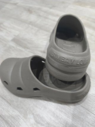 Zuecos Bimba y Lola Gris verdoso