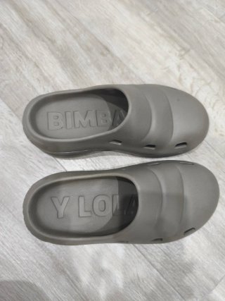 Zuecos Bimba y Lola Gris verdoso