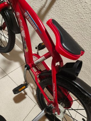 Bicicleta infantil roja