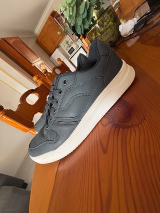 Zapatos grises y blancos