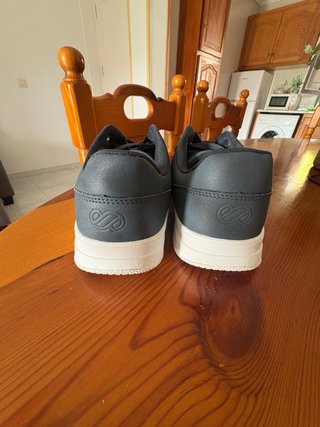 Zapatos grises y blancos