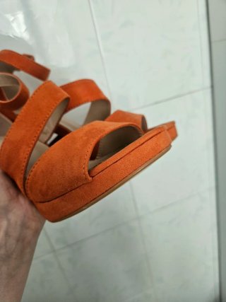 Sandali arancioni con tacco alto