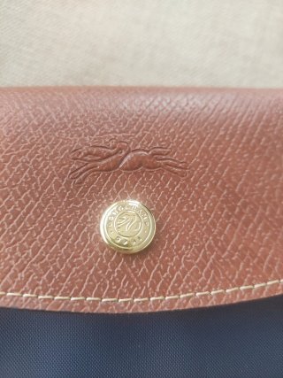 Bolso azul con detalles en marrón