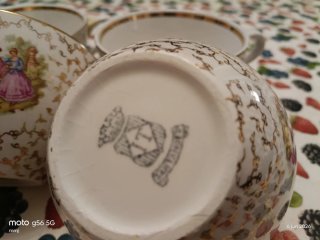 Tazze di porcellana con bordo dorato