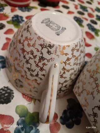 Tazze di porcellana con bordo dorato