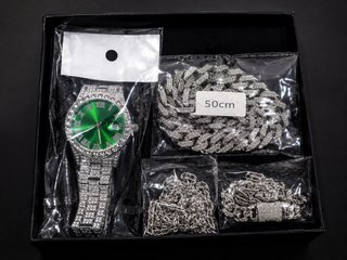Reloj y Set de Joyería con Cadena y Pulseras