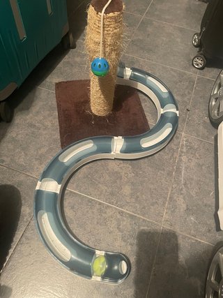 Rascador y túnel para gatos