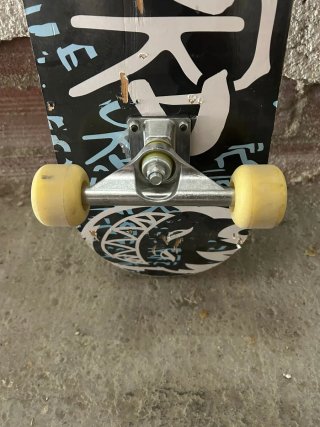 Skate con ruedas amarillas