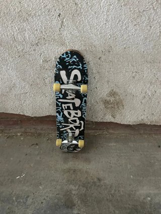 Skate con ruedas amarillas