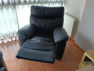 Sofá y sillón de piel negro