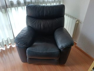 Sofá y sillón de piel negro
