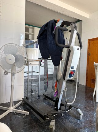 Grúa eléctrica para traslado de pacientes.