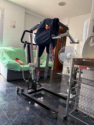 Grúa eléctrica para traslado de pacientes.