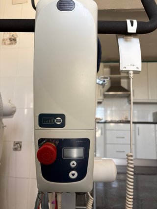 Grúa eléctrica para traslado de pacientes.