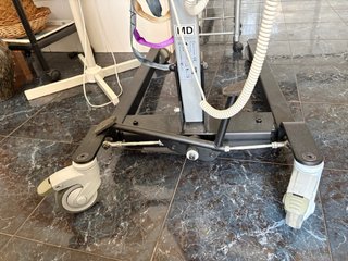 Grúa eléctrica para traslado de pacientes.