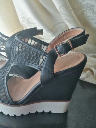 Zapatos de plataforma negros y blancos