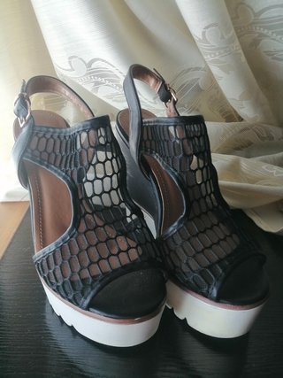 Zapatos de plataforma negros y blancos