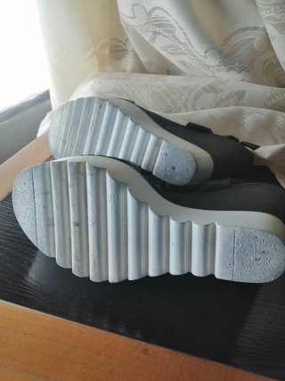 Zapatos de plataforma negros y blancos