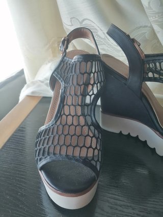 Zapatos de plataforma negros y blancos