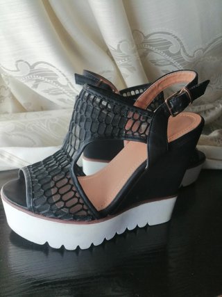 Zapatos de plataforma negros y blancos