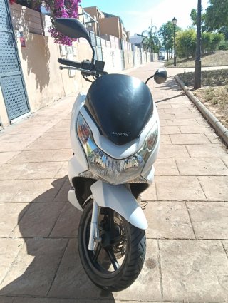 Honda PCX 125 Blanca y Negra