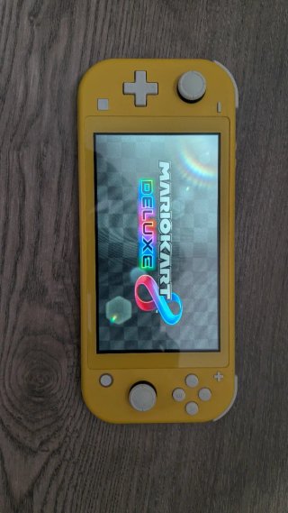 Nintendo Switch Lite amarilla con TODO
