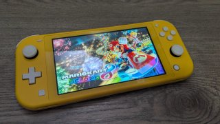 Nintendo Switch Lite amarilla con TODO