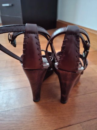 Sandalias cuña Massimo Dutti marrón y negras