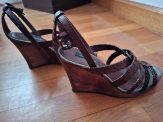Sandalias cuña Massimo Dutti marrón y negras