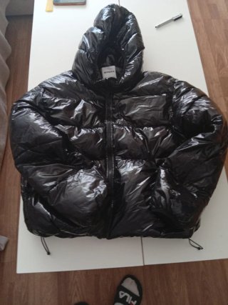 Chaqueta acolchada brillante Bershka negra