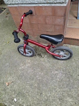Bicicleta de equilibrio roja