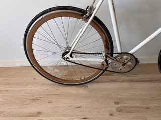 Bicicleta blanca con candado y luces