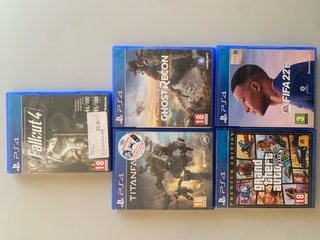 Consola PS4 + 5 Juegos y 2 Mandos